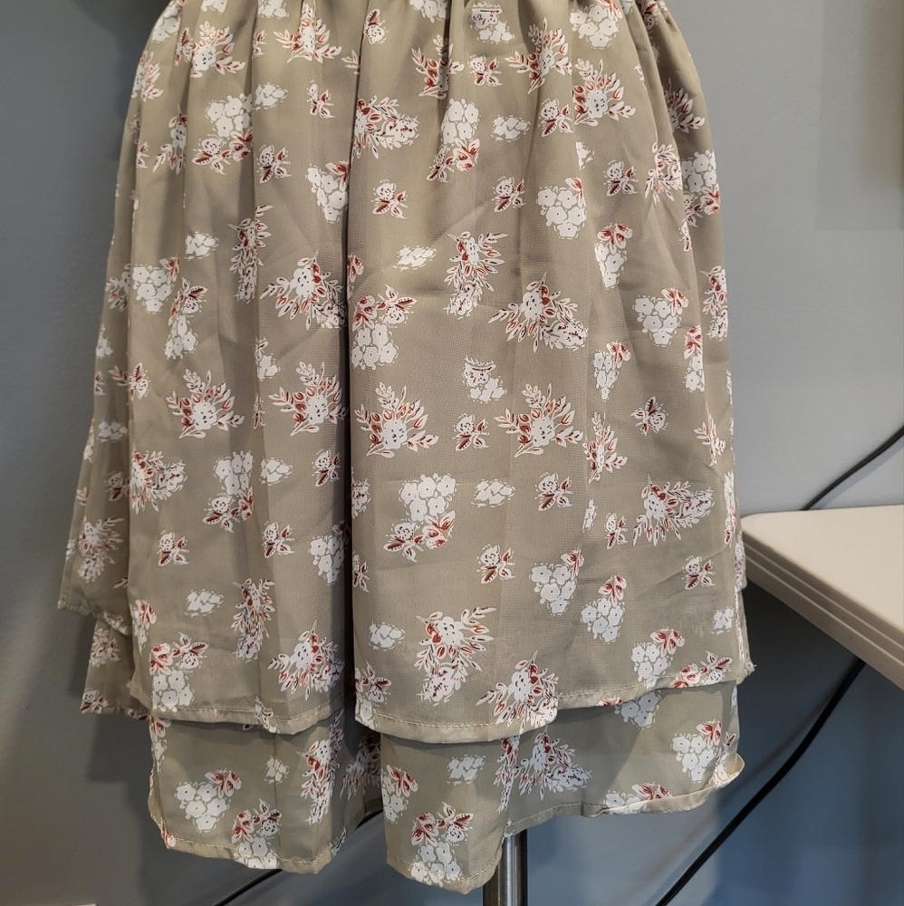 Flirty floral dress with sexy cut-out back - Picture 8 of 9